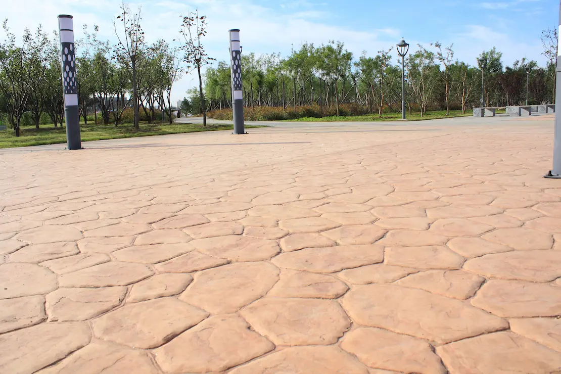 Zona de relax de una universidad con suelo de hormigón estampado Zona de relax de una universidad con suelo de hormigón estampado
